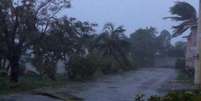 Fortes ventos atingem Freeport, em Grand Bahama, com a passagem do Dorian, em imagem obtida em v&iacute;deo em m&iacute;dia social.
02/09/2019
Lou Carroll via REUTERS  Foto: Reuters