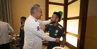 Tite e Neymar conversam após atacante se apresentar.  Foto: Lucas Figueiredo / CBF