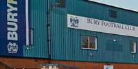 Torcedores foram ao estádio Gigg Lane em apoio ao clube após a decisão da Federação (Foto: Divulgação/Bury)  Foto: Lance!