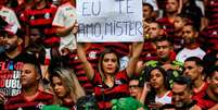 Torcedora exibe placa em mensagem de carinho ao treinador Jorge Jesus (Foto: ALEXANDRE NETO/PHOTOPRESS)  Foto: LANCE!