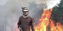 Bombeiro trabalha em combate a foco de incêndio na Amazônia, no Acre  Foto: EPA / Ansa - Brasil