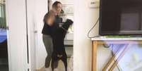 Mulher empurrou, deu tapa na cabeça e aparentemente cuspiu no cachorro da raça dobermann.  Foto: Reprodução / YouTube / Estadão Conteúdo