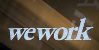 Logotipo da WeWork, na entrada de um espaço de co-working em New York. 8/1/2019. REUTERS/Brendan McDermid  Foto: Reuters