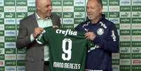 Mano Menezes recebe a camisa do Palmeiras (Foto: Reprodu&ccedil;&atilde;o)  Foto: Gazeta Esportiva