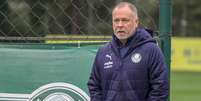 O novo técnico do Palmeiras, Mano Menezes, durante treino da equipe no CT Academia de Futebol, na Barra Funda, na zona oeste da capital paulista, nesta quinta-feira (05)  Foto: GUILHERME RODRIGUES/MYPHOTO PRESS / Estadão Conteúdo