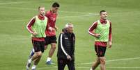 Jogadores da Albânia durante treinamento para jogo contra a França(STEPHANE DE SAKUTIN / AFP)  Foto: Lance!