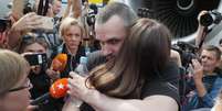 Oleg Sentsov é abraçado ao chegar em Kiev, na Ucrânia  Foto: ANSA / Ansa - Brasil