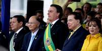 Bolsonaro abre o desfile de 7 de Setembro, em Brasília, ao lado de Edir Macedo e Silvio Santos  Foto: Cláudio Reis / Frame Photo/Estadão Conteúdo