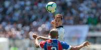 Marcos Junior (d) e Nino Paraiba (e) durante a partida Vasco x Bahia  Foto: Ide Gomes / Framephoto/Estadão Conteúdo