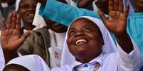 &Aacute;frica tem popula&ccedil;&atilde;o cat&oacute;lica que mais cresce no mundo; acima, freira durante missa do papa Francisco em 2015 em Uganda  Foto: Getty Images / BBC News Brasil