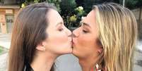 Nathalia Dill dá beijo 'selinho' em Glamour Garcia, sua colega em 'A Dona do Pedaço'.  Foto: Instagram / @nathaliadill / Estadão