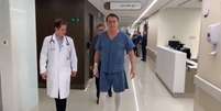 Bolsonaro caminha em corredor de hospital nesta segunda, 9, um dia após cirurgia  Foto: Reprodução/Twitter / Estadão Conteúdo