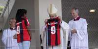 Papa Francisco ganhou camisa do San Lorenzo após missa em Maurício  Foto: EPA / Ansa - Brasil