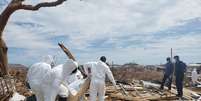 Membros das forças de defesa das Bahamas removem corpos de área destruída em Abaco
08/09/2019
REUTERS/Zach Fagenson  Foto: Reuters