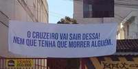 O grupo de torcedores foi na sede do Cruzeiro e fixou uma faixa com uma frase de efeito para mostrar seu descontentamento (Reprodução/Twitter)  Foto: Lance!