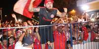 A torcida do Internacional esgotou em menos de meia-hora os 2,3 mil ingressos que foram disponibilizados para a partida em Curitiba. (Foto: Ricardo Duarte)  Foto: Gazeta Esportiva