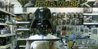 R&eacute;plica em tamanho real de m&aacute;scara do Darth Vader em loja de Londres
11/05/2013
REUTERS/Luke MacGregor  Foto: Reuters