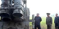 Líder da Coreia do Norte, Kim Jong Un, participa de teste de lançamento de míssil de longo alcance. 10/9/2019 by North Korea's Korean Central News Agency (KCNA). KCNA via REUTERS    Foto: Reuters