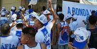 Foi o terceiro dia seguido de protestos contra a diretoria celeste por parte da organizada do clube, que antes tinha vínculos com os atuais gestores do Cruzeiro (Reprodução/Twitter)  Foto: Lance!