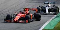 Leclerc &ldquo;deixou um carro de largura&rdquo; para Hamilton em Monza  Foto: Miguel MEDINA / AFP / F1Mania