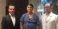 O presidente Bolsonaro ladeado pelos médicos Luiz Henrique Borsato (esq.) e Antonio Luiz Macedo  Foto: Reprodução/Facebook Jair Bolsonaro / Estadão Conteúdo