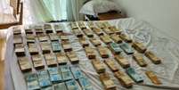 Agentes encontraram R$ 600 mil no apartamento.  Foto: Divulgação / MP-PR