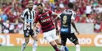 No último encontro, em 2018, Gabigol estava no Santos e Réver no Flamengo (Foto: Celso Pupo/Fotoarena)  Foto: Lance!