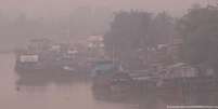 Névoa provocada pela fumaça de queimadas florestais envolve povoado na Indonésia  Foto: DW / Deutsche Welle