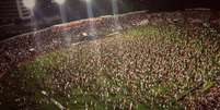 Torcida do Náutico invadiu o gramado do estádio para comemorar o acesso  Foto: Divulgação/Náutico / Estadão