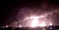 Incêndio é visto na instalação de processamento de petróleo em Buqayq, Arábia Saudita, após ataque de drones do grupo rebelde Houthi, do Iêmen  Foto: Reprodução/via Reuters / Estadão Conteúdo