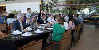  Deputados do Grupo Parlamentar Suprapartidário reunidos em um restaurante; ideia é trabalhar por pautas comuns  Foto: Divulgação / Estadão Conteúdo