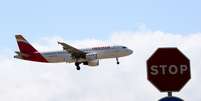 Aeronave da Iberia passa por um sinal de "Pare" ao pousar no aeroporto de Barcelona-El Prat, Espanha 
24/07/2018
REUTERS/Albert Gea  Foto: Reuters