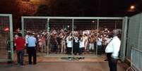 Torcedores em protesto na frente ao Morumbi após empate contra o CSA (Foto: Alexandre Guariglia/Lancepress!)  Foto: Lance!