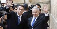 Presidente Jair Bolsonaro com o primeiro-ministro de Israel, Benjamin Netanyahu, no Muro das Lamentações, em Jerusalém  Foto: Menahem Kahana/REUTERS