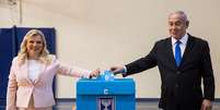 Premiê de Israel, Benjamin Netanyahu, e a esposa, Sara, depositam seus votos em urna da eleição parlamentar de Israel, em Jerusalém
17/09/2019
Heidi Levine/Pool via REUTERS  Foto: Reuters