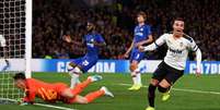 Rodrigo marca o gol da vitória do Valencia em Stamford Bridge. (Foto: AFP)  Foto: LANCE!