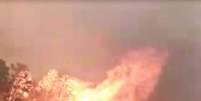 As chamas de uma queimada atingiram dez metros de altura e a fumaça cobriu a rodovia Washington Luís, em Matão, interior de São Paulo.  Foto: Edson Moraes/Divulgação / Estadão