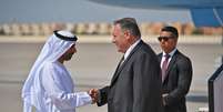 Secretário de Estado dos EUA, Mike Pompeo, é recebido por autoridade não identificada dos Emirados Árabes Unidos em aeroporto de Abu Dhabi
19/09/2019
Mandel Ngan/Pool via REUTERS  Foto: Reuters