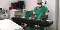 Roger Silva tocou teclado para mulher durante o nascimento do filho Francisco.  Foto: Facebook / Santa Casa de Misericórdia de Ouro Preto / Estadão