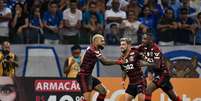 Jogadores do Flamengo comemoram gol de Arrascaeta contra o Cruzeiro  Foto: GUSTAVO RABELO/PHOTOPRESS / Gazeta Press