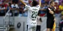 Willian, do Palmeiras, comemora o seu gol em partida contra o Fortaleza  Foto: LC MOREIRA / Estadão Conteúdo