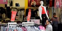 Mulher faz compras em loja no centro de São Paulo, SP
08/06/2018
REUTERS/Paulo Whitaker   Foto: Reuters