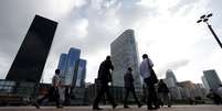 Empresários caminham em distrito financeiro e empresarial de Puteaux, na França
16/06/2017
REUTERS/Gonzalo Fuentes  Foto: Reuters