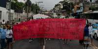 Manifestantes erguem faixa durante protesto após a morte de Ágatha Félix, no Rio  Foto: DW / Deutsche Welle