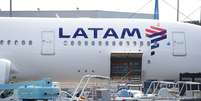 Logotipo da Latam Airlines em aeronave estacionada no aeroporto de Toulouse, Fran&ccedil;a. 6/11/2018. REUTERS/Regis Duvignau   Foto: Regis Duvignau / Reuters