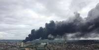Incêndio em fábrica química na França deixa rio Sena em risco  Foto: EPA / Ansa