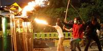 Manifestantes enfrentam a pol&iacute;cia nos arredores do Parlamento indon&eacute;sio na capital do pa&iacute;s, Jacarta  Foto: Reuters / BBC News Brasil
