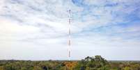 The Amazon Tall Tower (ATTO), torre de mediação atmosférica em Manaus utilizada pelos cientistas do projeto GoAmazon  Foto: Jorge Saturno / BBC News Brasil
