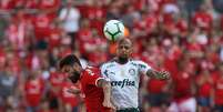 Felipe Melo disputa bola com o jogador Rafael Sorbis, do Internacional, durante partida válida pela 22ª rodada do Campeonato Brasileiro.  Foto: Flickr/ Palmeiras / Divulgação