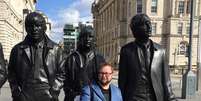 Allan in front of a statue of the Beatles  Foto: Allan Mott / BBC News Brasil